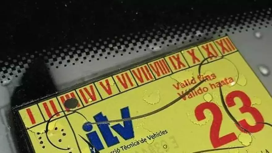 Ya no es obligatorio llevar la pegatina de la ITV estos son los coches que pueden quitarla