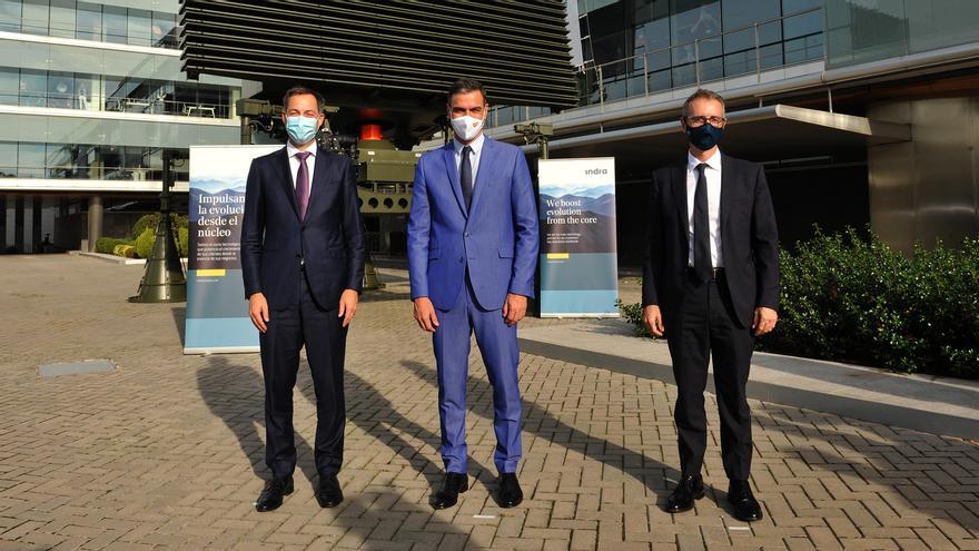 De izquierda a derecha: Alexander de Croo, primer ministro de Bélgica, Pedro Sanchez, presidente del Gobierno de España, y Marc Murtra, Presidente de Indra, ante un Radar RTL20 de Indra.