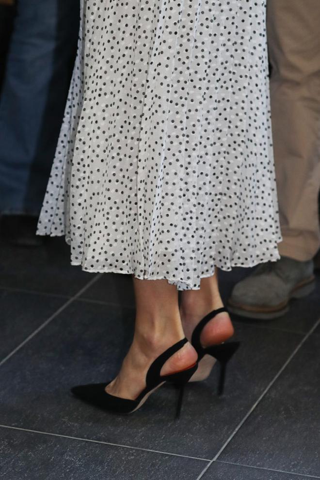 Zapatos negros destalonados de la reina Letizia