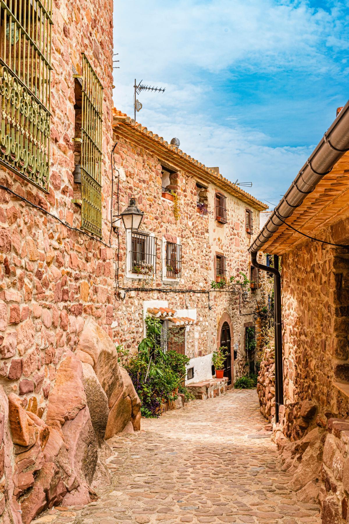 El precioso pueblo de Vilafamés en Castellón, característico por su piedra rojiza