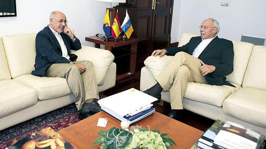 Antonio Morales (izq.), presidente del Cabildo, junto a su homológo en la Federación Interinsular, Antonio Suárez.