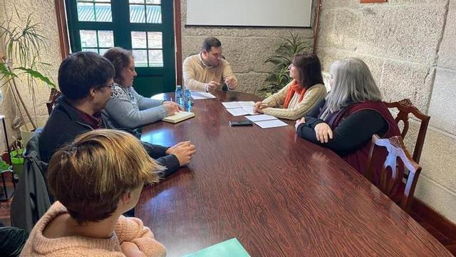 Reunión reciente de la plataforma con el alcalde, Jorge Cubela. |