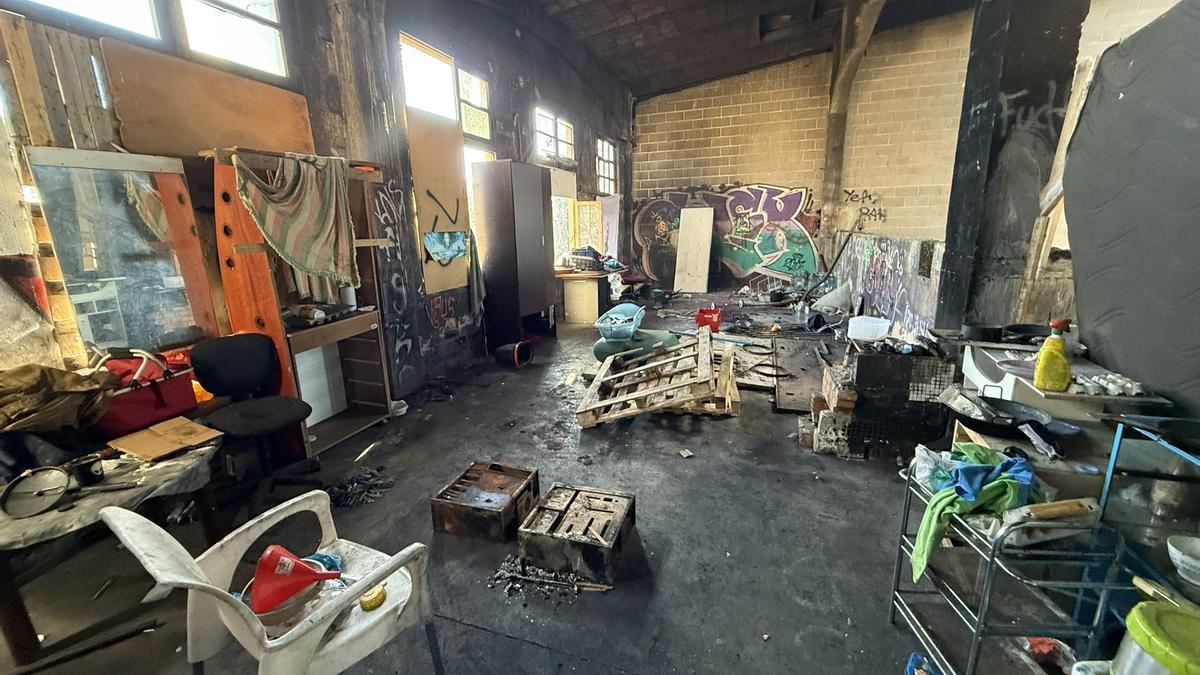 Una de les naus abandonades, amb indicis que hi ha gent que hi viu.