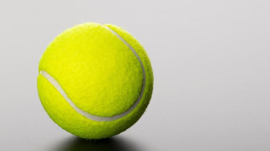 Meter dos pelotas de tenis en la lavadora: se acabó el planchar la ropa