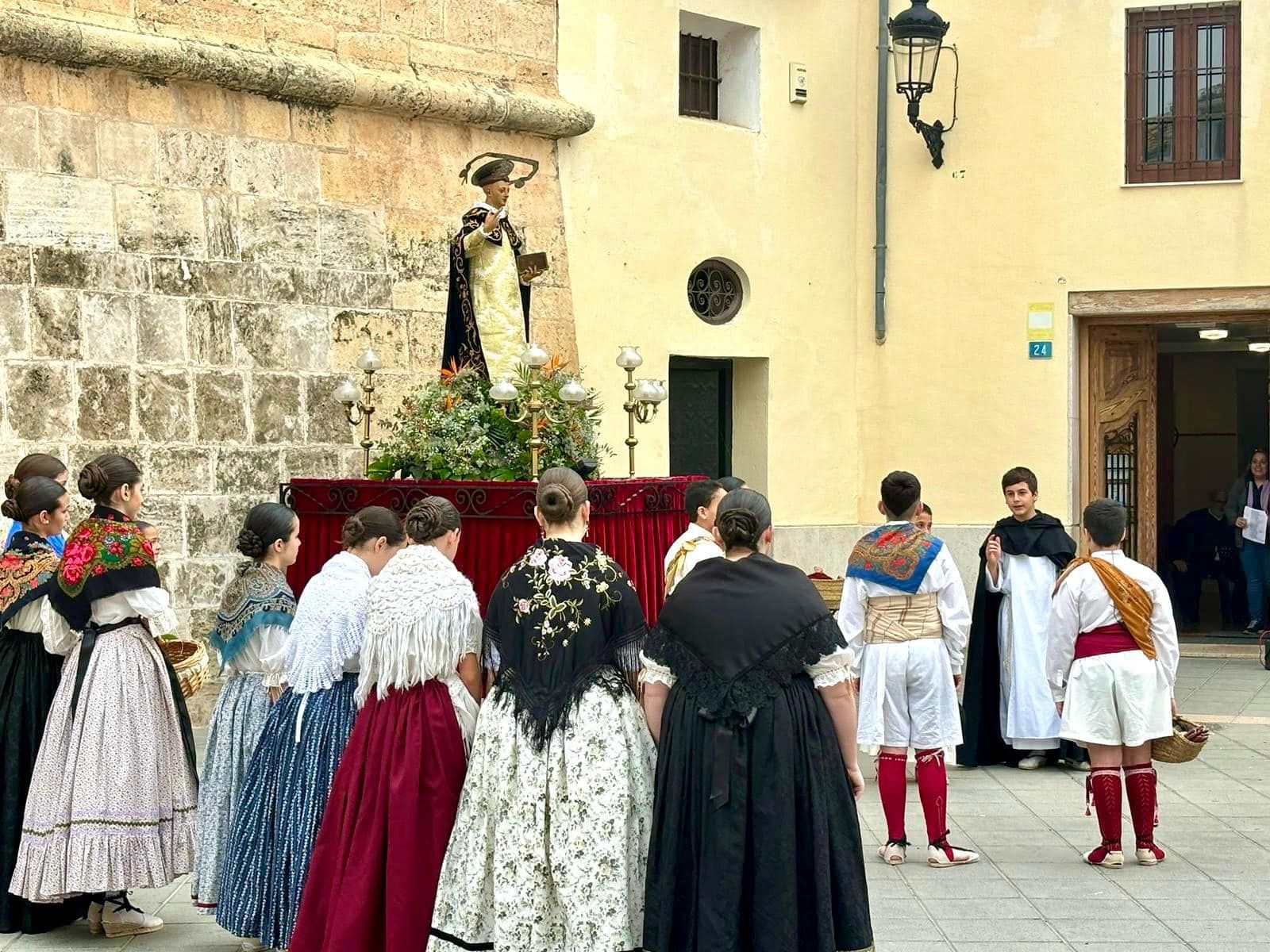 El grupo Torrent Ball representa el "Milagro del Mocadoret" de Sant Vicent Ferrer