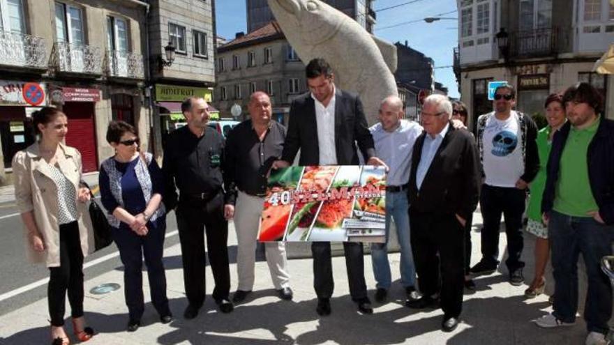 Anxos Pais, Pili Porto, Tito Durán, Nemesio Rey, José López, Óscar Durán. Tito Nixon, Amalia Goldar, Xosé Barreiro, María Durán y Delio Vidal, ayer, presentando el cartel de la Festa do Salmón.// Bernabé /Luismy