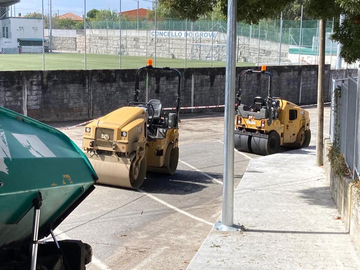 La maquinaria pesada llegó ayer a Monte da Vila, donde está previsto asfaltar la calle que avanza a la altura del Auditorio, el centro de salud, la sede de  Vellos Tempos, el campo de fútbol y el Auditorio. Los operarios procedieron a preparar el terreno e indicaron que el asfaltado propiamente dicho comienza hoy, por lo que todo indica que va a ampliarse hasta el viernes.