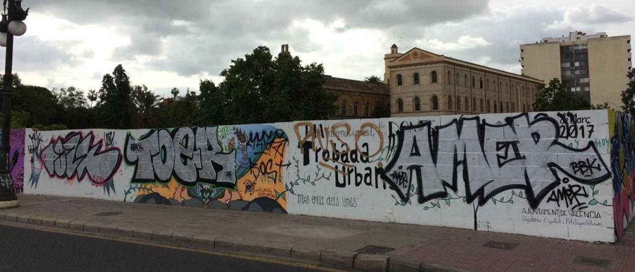 Los grafiteros destrozan el mural de 90 metros dedicado a las mujeres