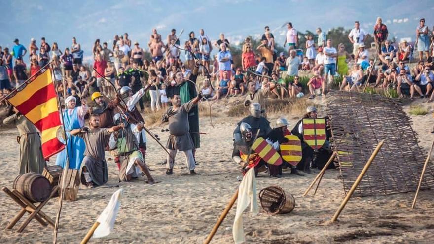 La platja d&#039;Empuriabrava reviu una batalla medieval davant turistes del segle XXI