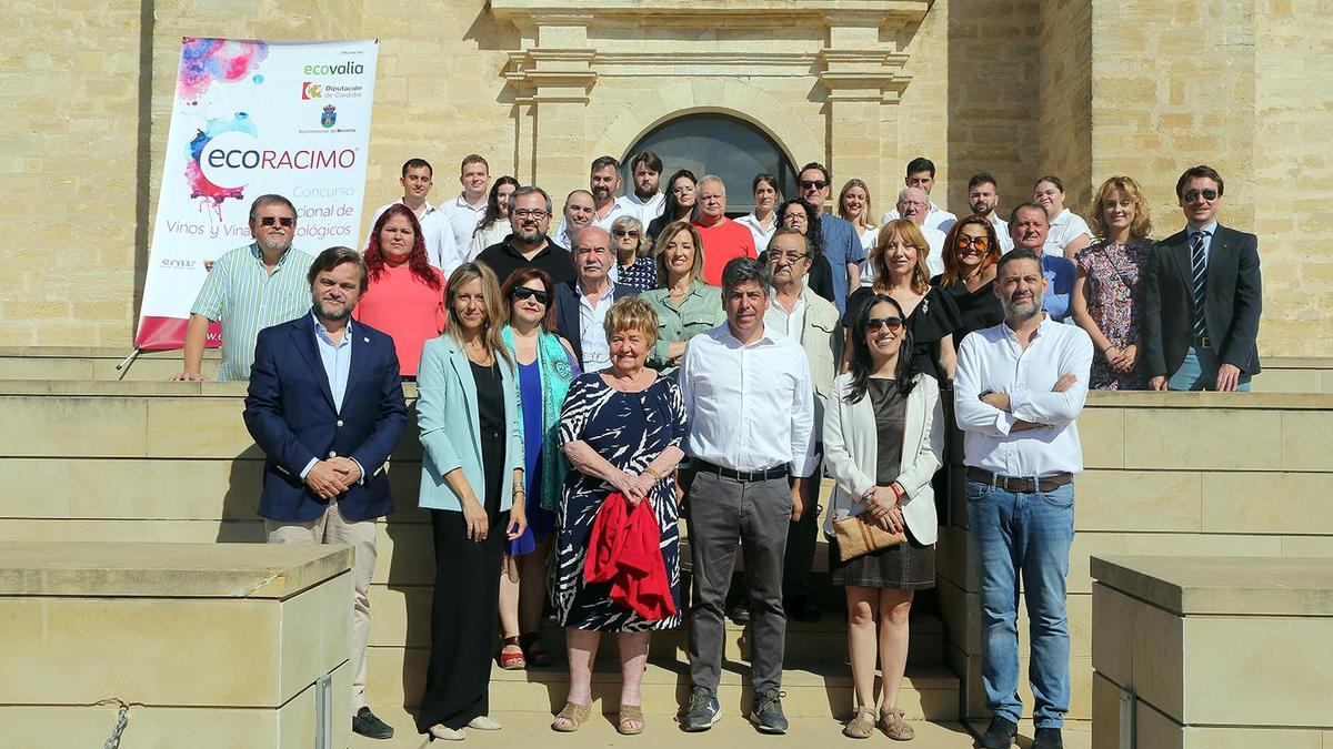 Foto de familia de autoridades, organizadores y jurado de Ecoraciomo 2022.