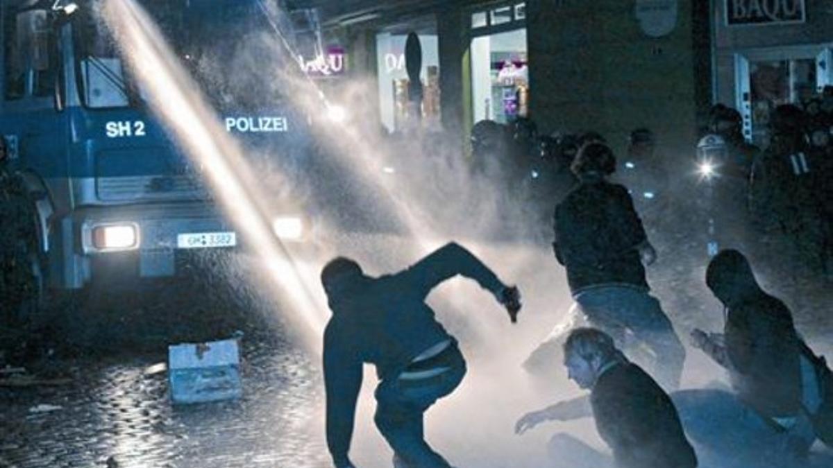 La policía alemana carga con cañones de agua contra manifestantes en Hamburgo, en septiembre del 2009.