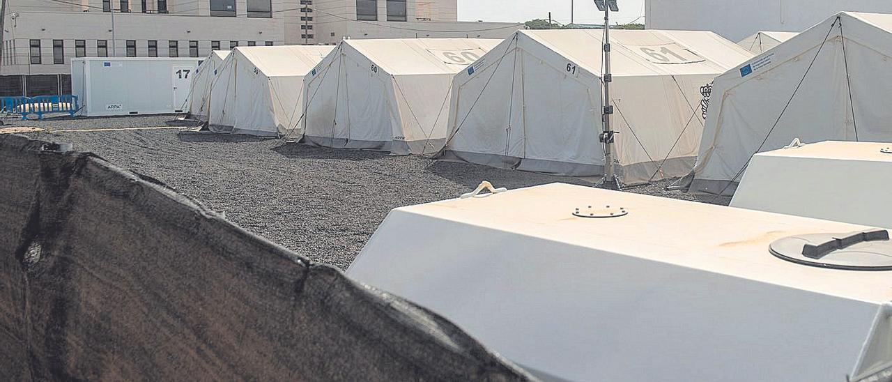 El Centro de Acogida Temporal de Extranjeros (CATE) que interior ha instalado en el centro de Arrecife.