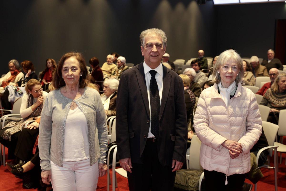 Begoña García-Tamargo, Ramón Sobrino y Ana Cristina Tolivar, ayer en el Club.