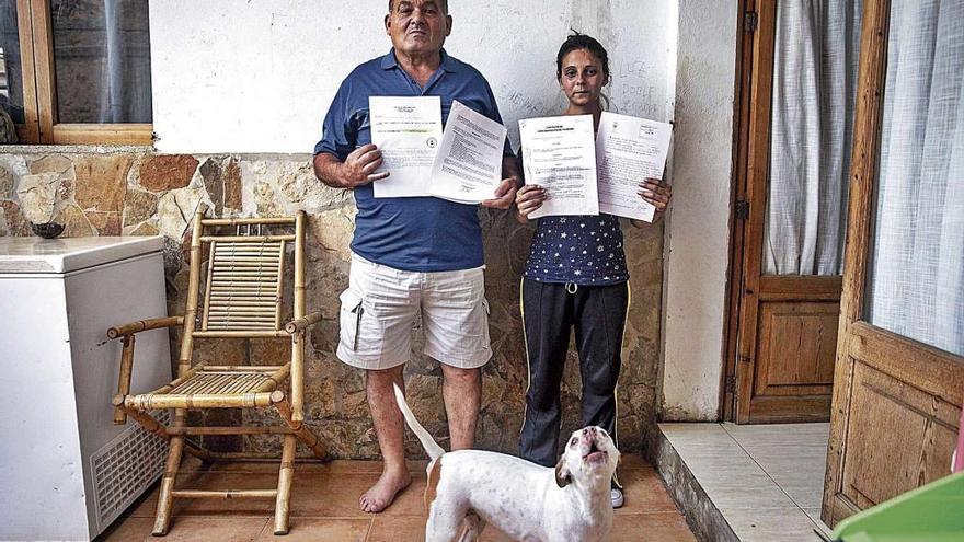 Bernat Pelufo y su hija Cata muestran la documentaciÃ³n de la vivienda.