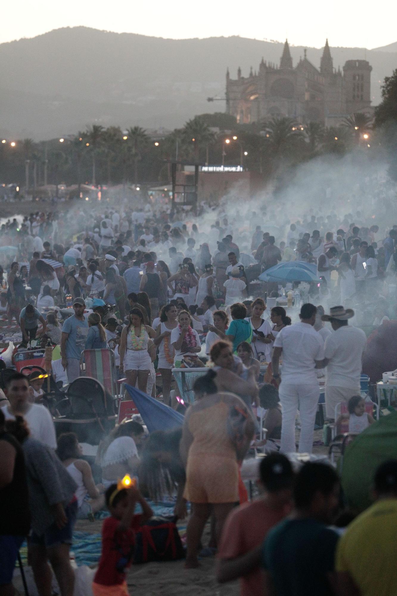 La Nit de Sant Joan vuelve con las playas de Palma a rebosar