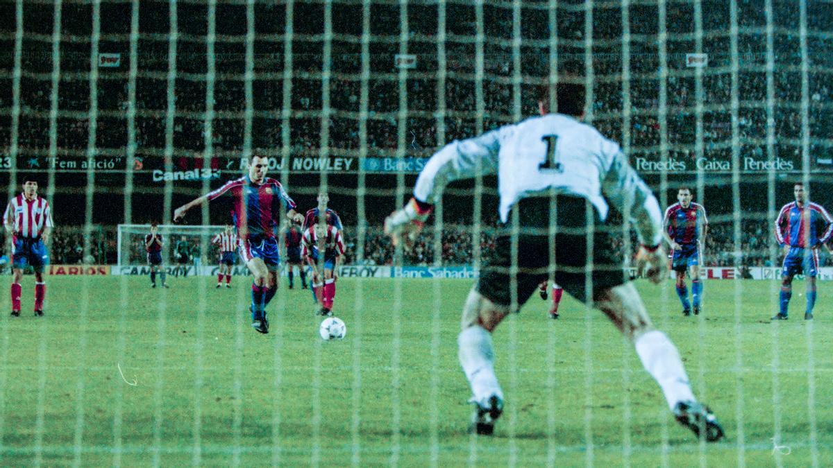 Stoichkov ejecuta un penalti al meta Abel en el Barça-Atlético de la Liga 93-94.