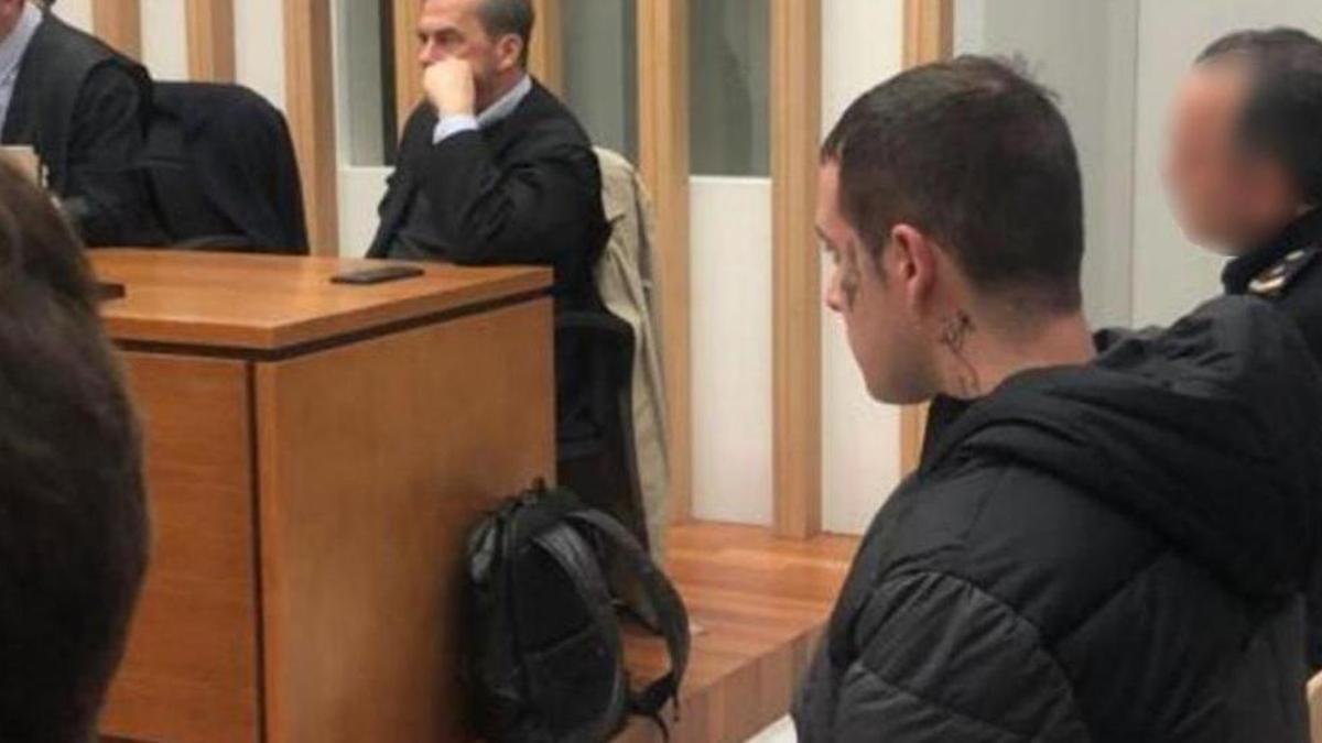 El acusado custodiado por la Policia Nacional en la vista celebrada en la audiencia de Vigo.