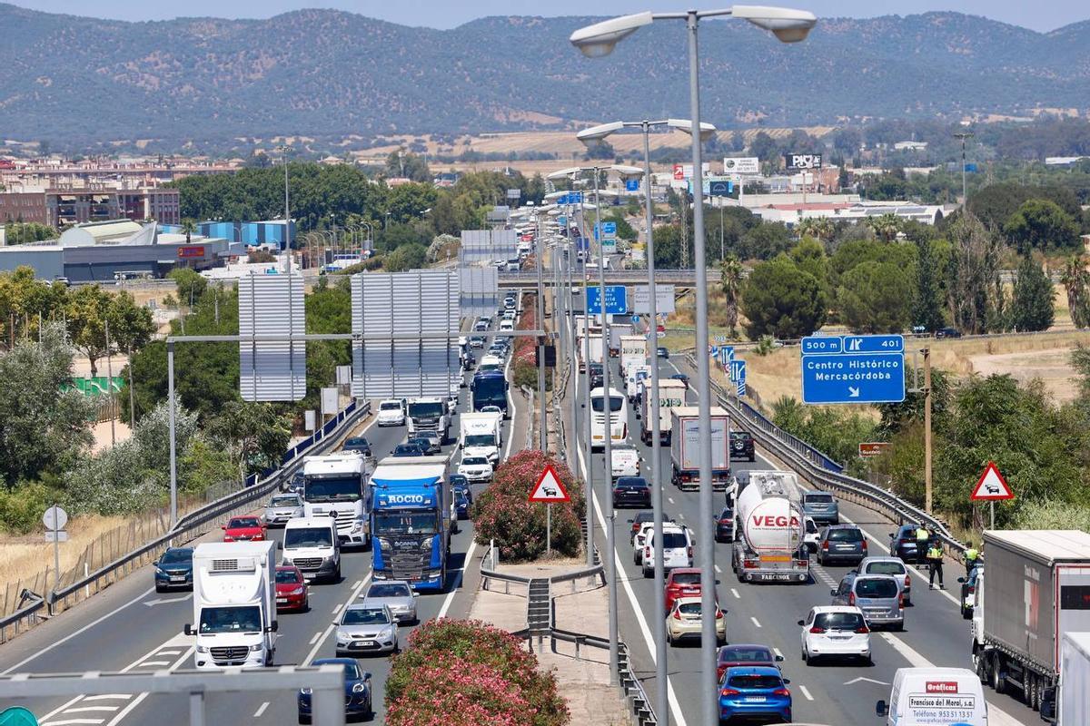 Retenciones en la autovía A-4 a causa del accidente.