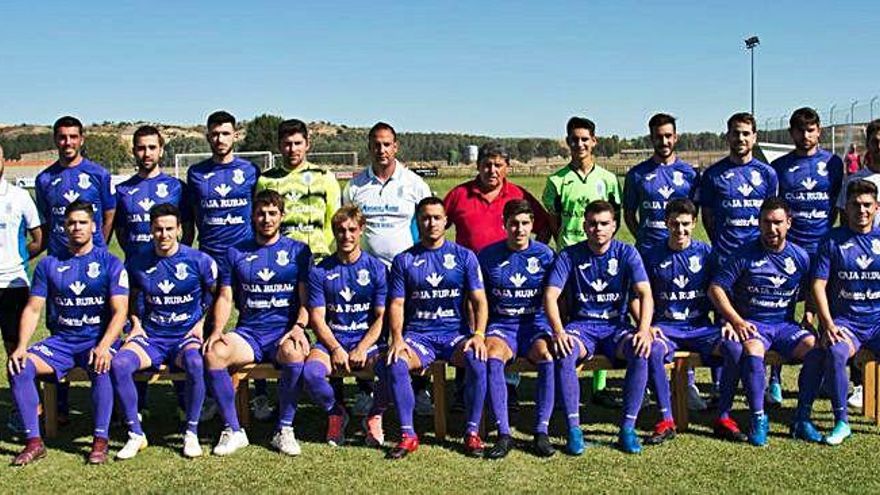 Foto de familia de la Unión Deportiva Bovedana.