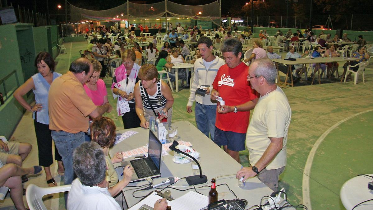 Vecinos de una barriada de Palma organizan un bingo solidario, en una imagen de archivo