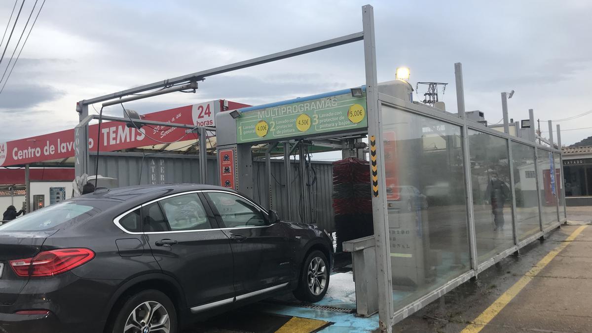 Una persona utilizando la máquina de autolavado.