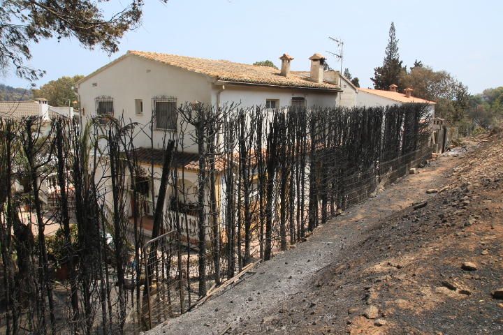 Incendio forestal entre Pinet, La drova y Marxuquera