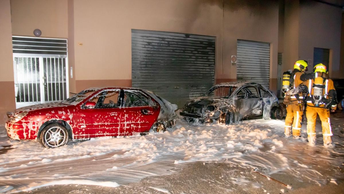 Arden dos coches en Teulada