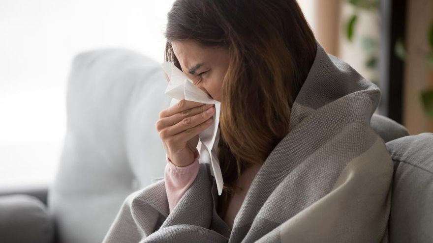 Una joven enferma de gripe.