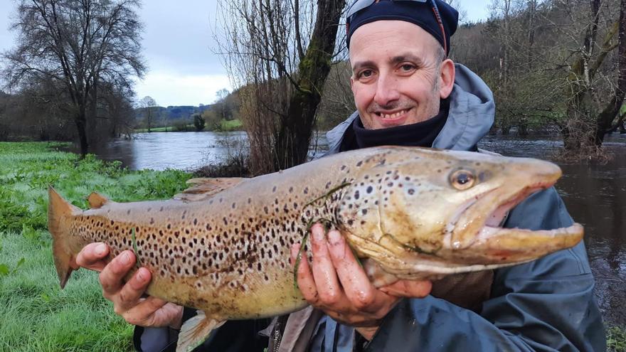 El pescador de Bueu Jacobo Garrido con la trucha de 83 centímetros y más de seis kilos de peso que pescó el Viernes Santo en Lugo.