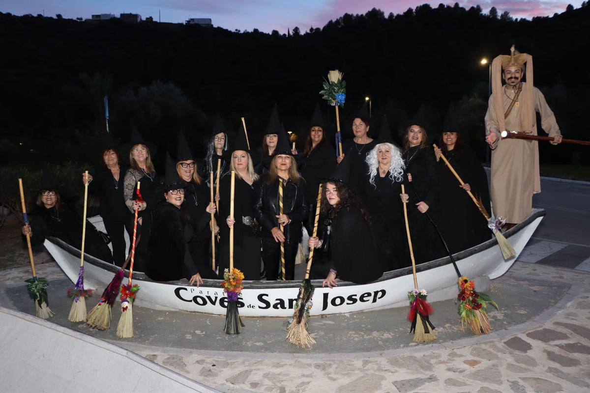 Integrantes de la Asociación Brujas y Magos de la Vall d'Uixó.