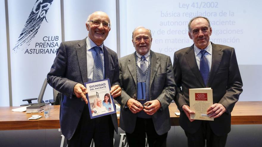 Por la izquierda, Juan Méjica, Julio Bobes y Julio César Galán, ayer, en el Club Prensa Asturiana. | Luisma Murias