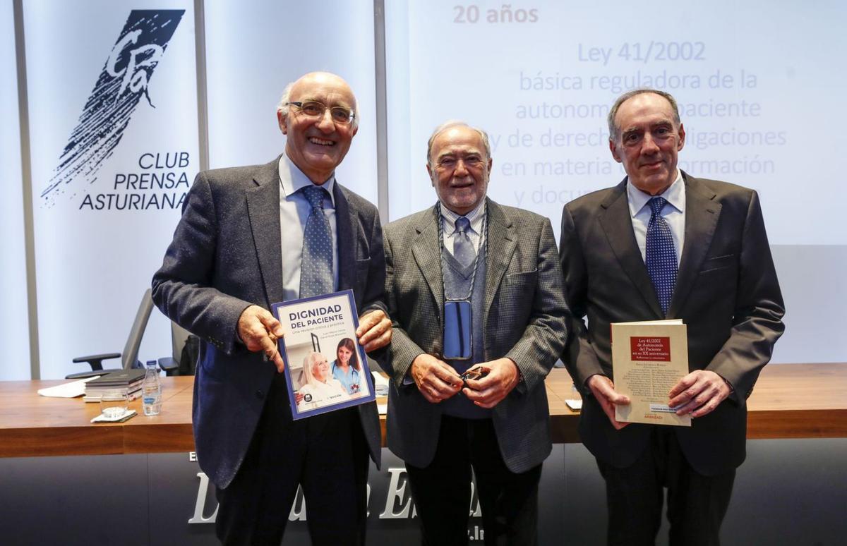 Por la izquierda, Juan Méjica, Julio Bobes y Julio César Galán, ayer, en el Club Prensa Asturiana. | Luisma Murias