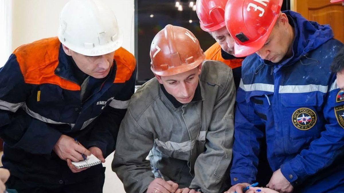 Rescue personnel in the Kemerovo mines. Rescue personnel in the Kemerovo mines.