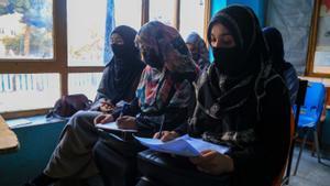 Una escuela gratuita recibe a las mujeres en Kabul, expulsadas por los talibanes