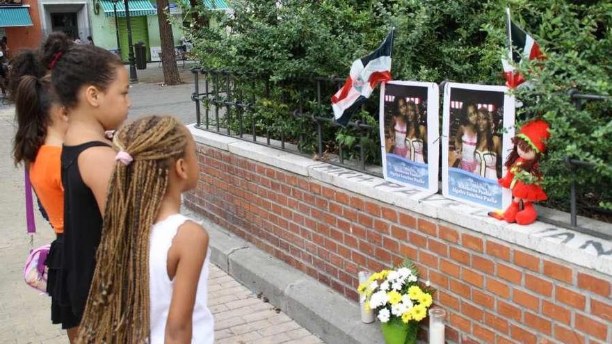Niñas rezan ante las fotos de las dominicanas asesinadas.