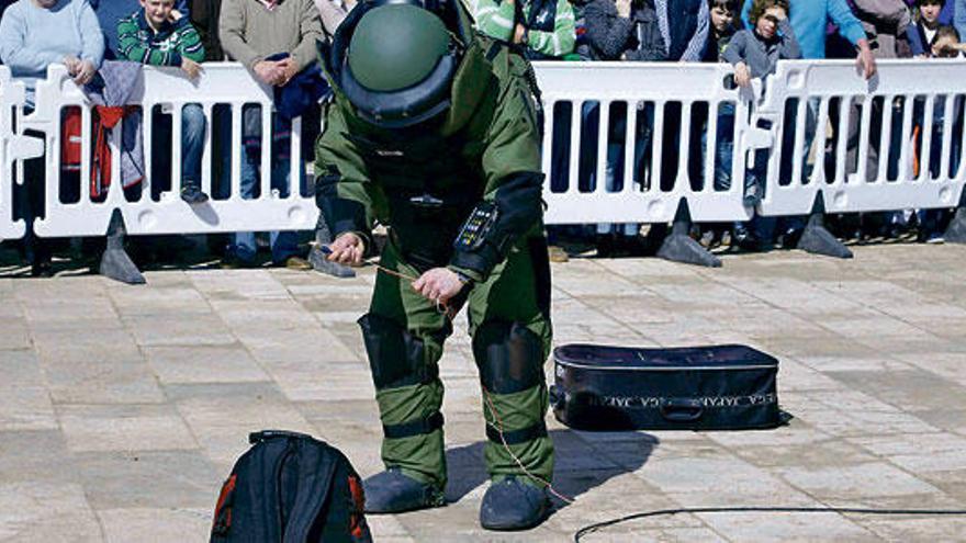 Un artificiero de la Guardia Civil demuestra, ayer, ante el público cómo desactivar una bomba.