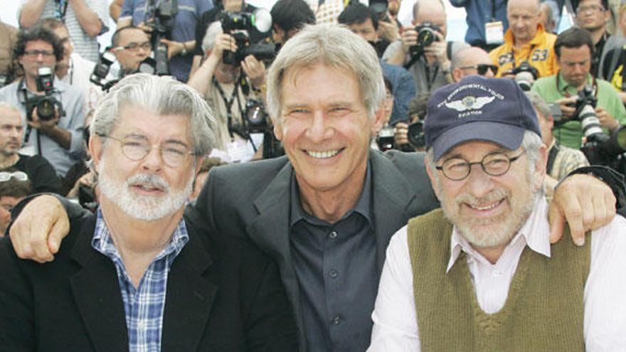 Harrison Ford con George Lucas y Steven Spielberg.