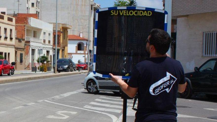 El radar que informa y no multa de Almassora detecta 13 infracciones diarias
