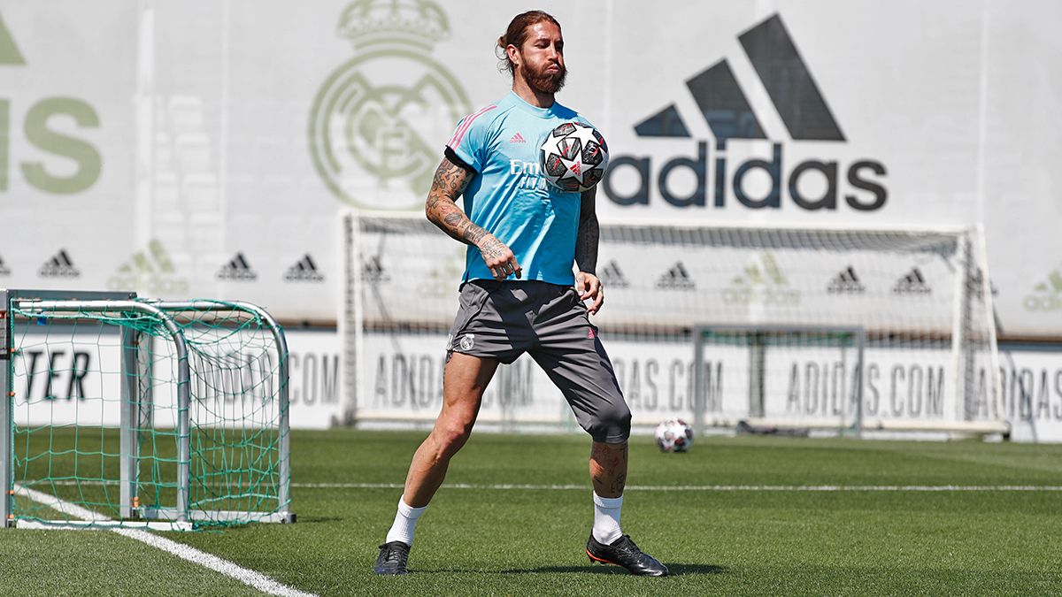 Sergio Ramos se ejercitó con balón sobre el césped