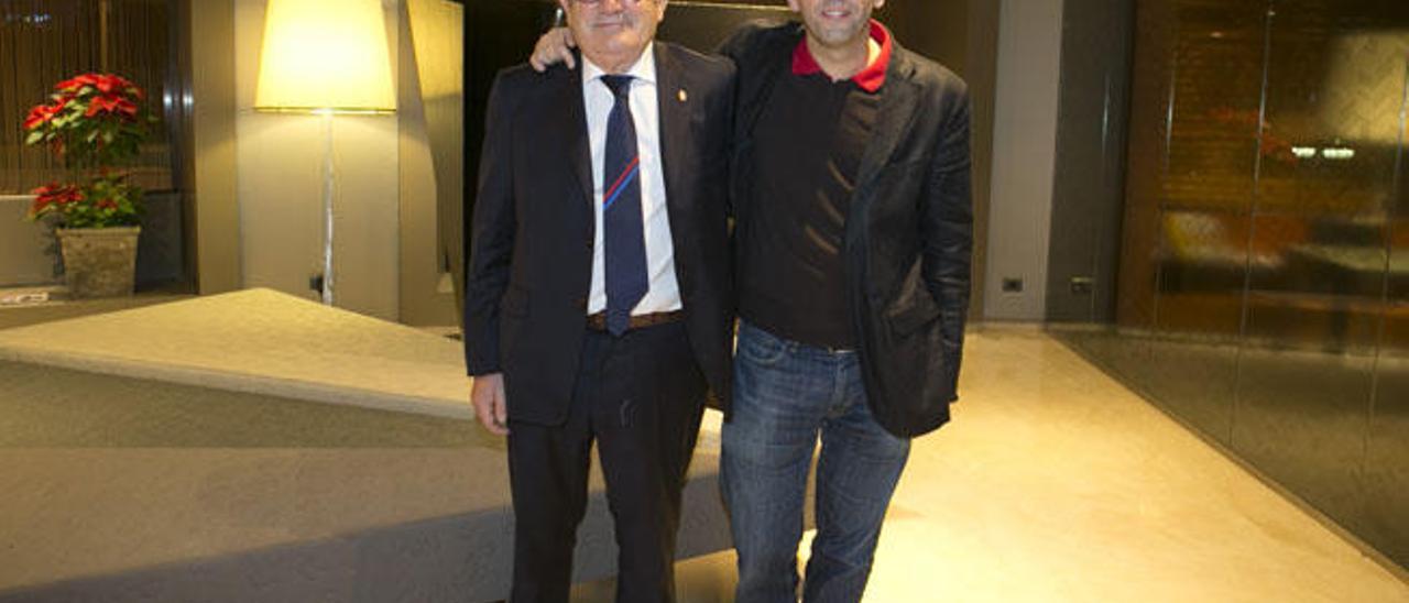 Luis Sabalza posa con su hijo, Pablo, ayer en el Hotel AC del Parque Santa Catalina.