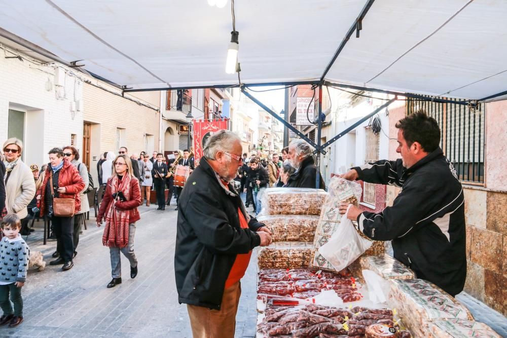 Miles de fieles han acompañado la imagen de Santa Águeda hasta su ermita en un camino jalonado por puestos de dulces