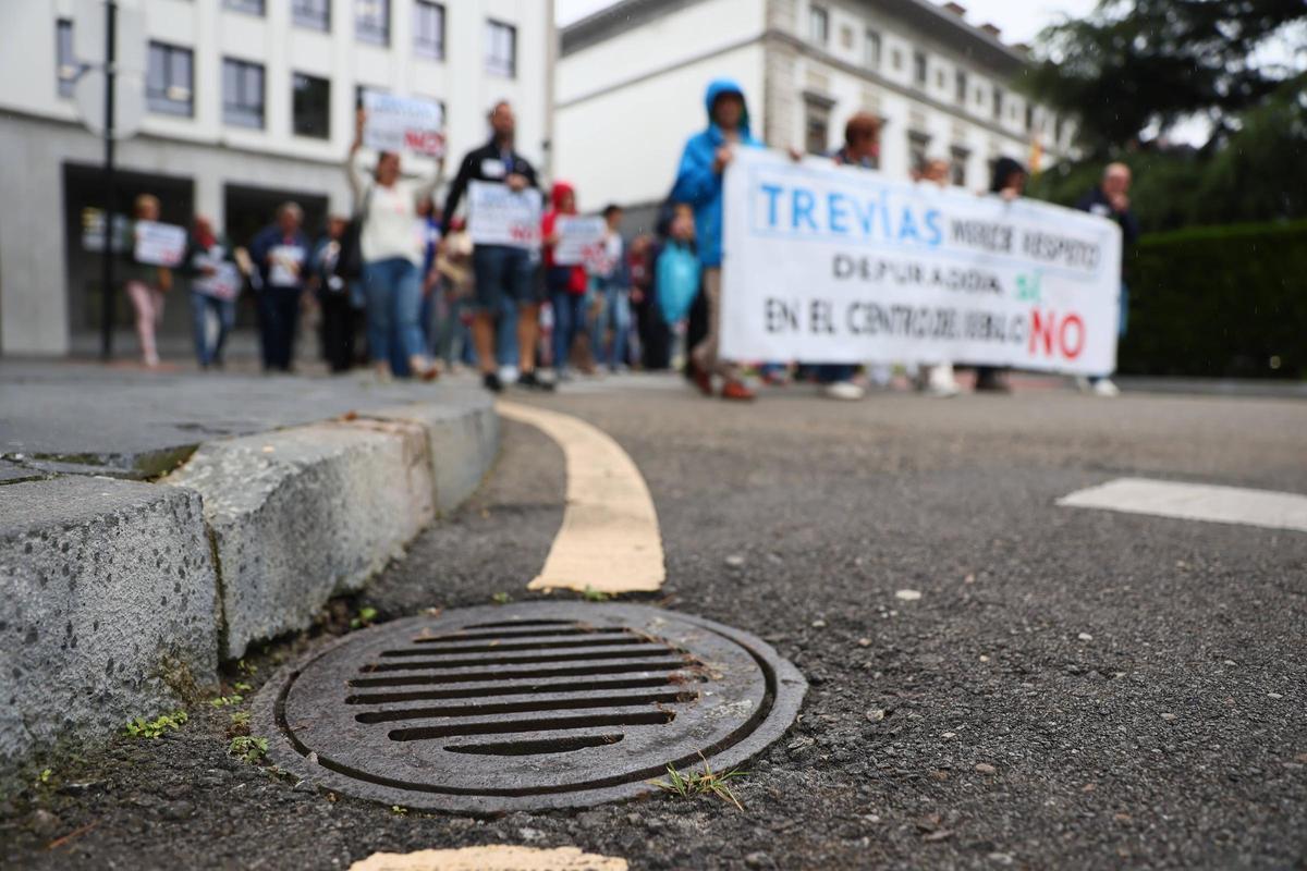 En imágenes: así fue la manifestación por las calles de Oviedo de los vecinos de Trevías que luchan por cambiar la depuradora de lugar En imágenes: así fue la manifestación por las calles de Oviedo de los vecinos de Trevías que luchan por cambiar la depuradora de lugar