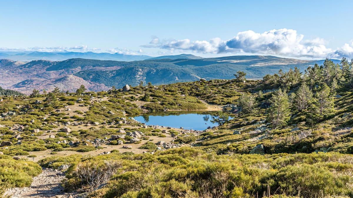 Una ruta por un pueblo que tiene algunas de las pozas más apetecibles de Madrid.