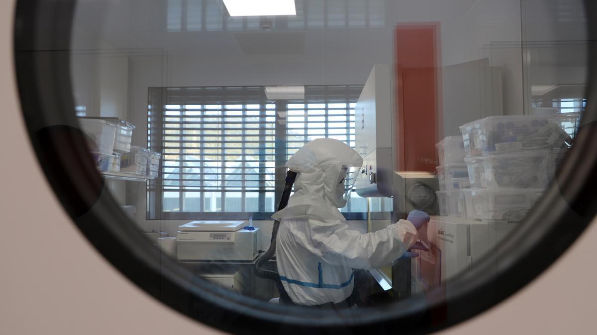 Investigadores trabajan en un laboratorio.