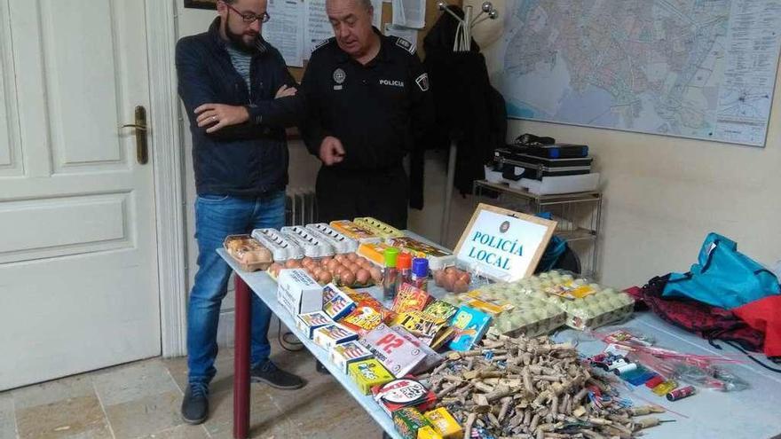 Samuel Bonis (izquierda) y Lorenzo de Mena revisan el material requisado por los agentes.