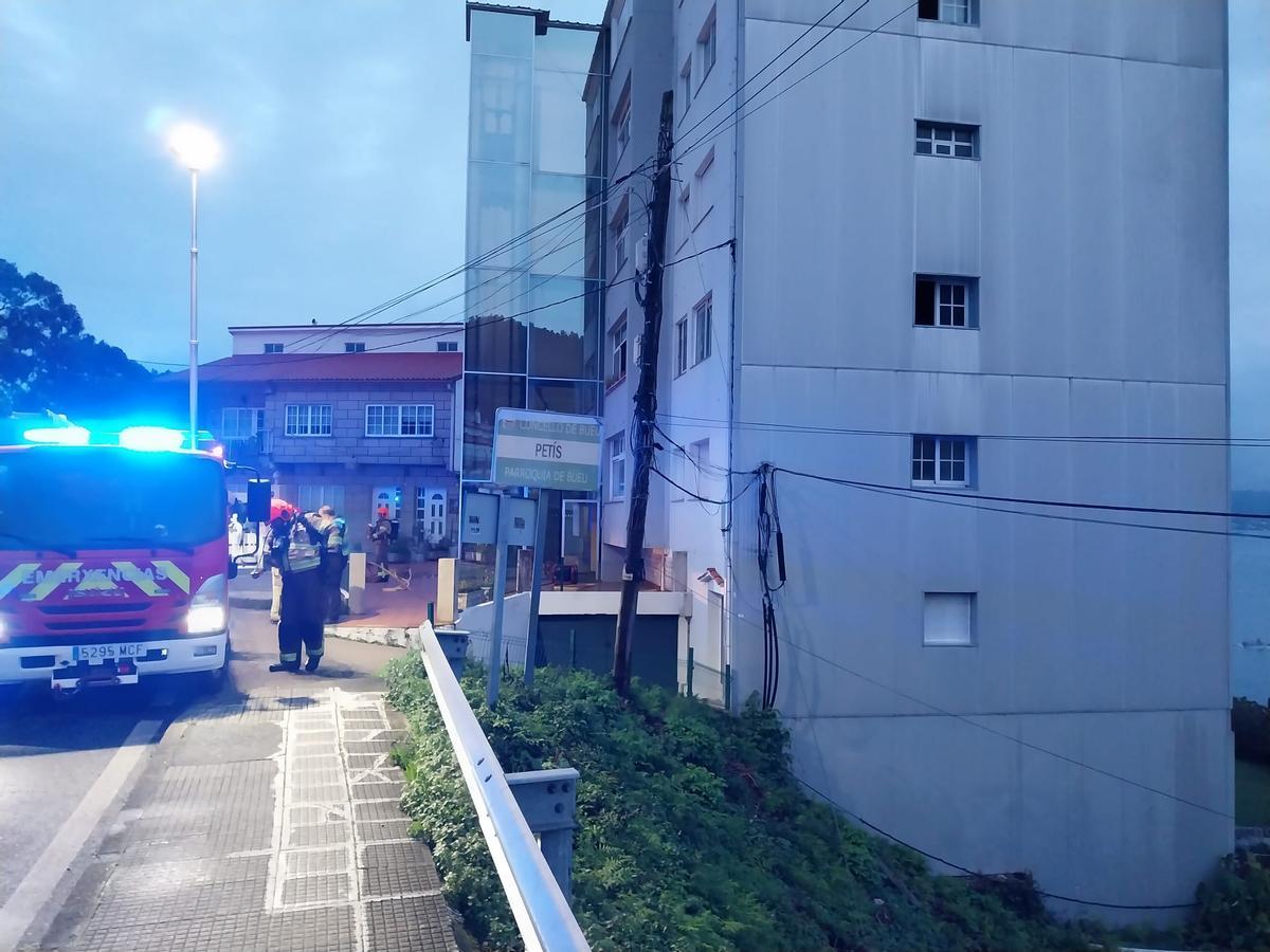 El edificio está en la conocida como Volta do Pino, con frente a la PO-551 y sobre la playa de Loureiro, en Bueu.