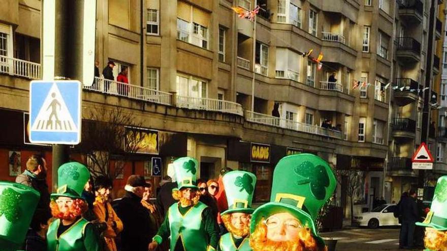 Un grupo de tapiegos, en el desfile de Ribadeo.