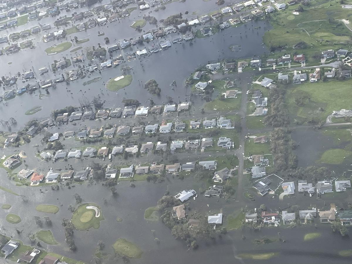 Fort Myers (United States), 29/09/2022.- An aerial image made available by the US Coast Guard shows views of the Fort Myers area in the wake of Hurricane Ian in Fort Myers, Florida, USA, 29 September 2022. Hurricane Ian came ashore as a Category 4 hurricane according to the National Hurricane Center and is nearing an exit into the Atlantic Ocean on the East Coast of Florida. (Estados Unidos) EFE/EPA/Petty Officer 3rd Class Kruz Sanders HANDOUT HANDOUT EDITORIAL USE ONLY/NO SALES