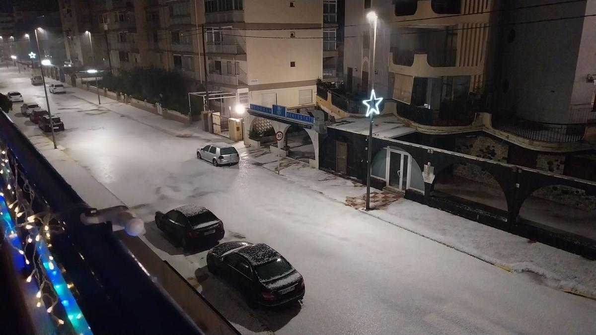 La granizada cubrió de blanco la playa de Xeraco.