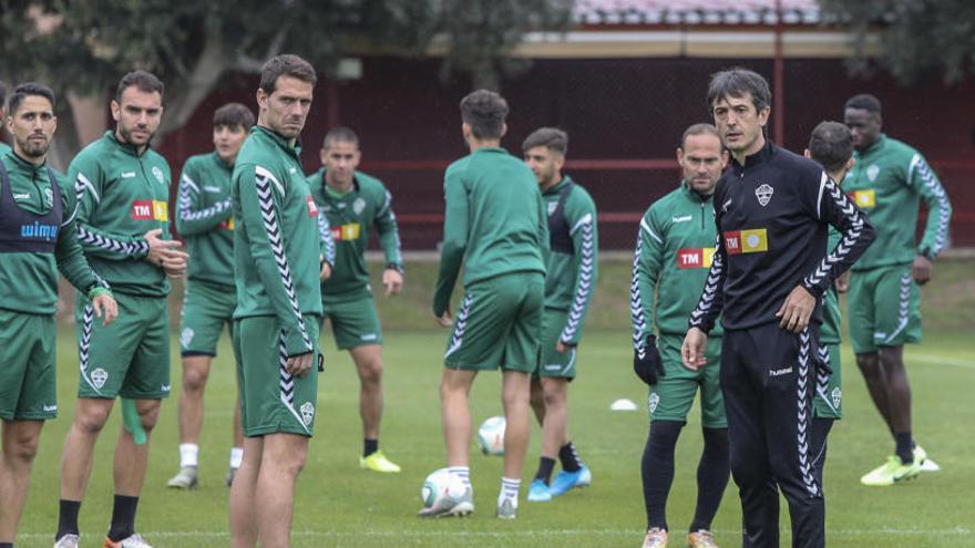 Los jugadores del Elche, durante un entrenamiento